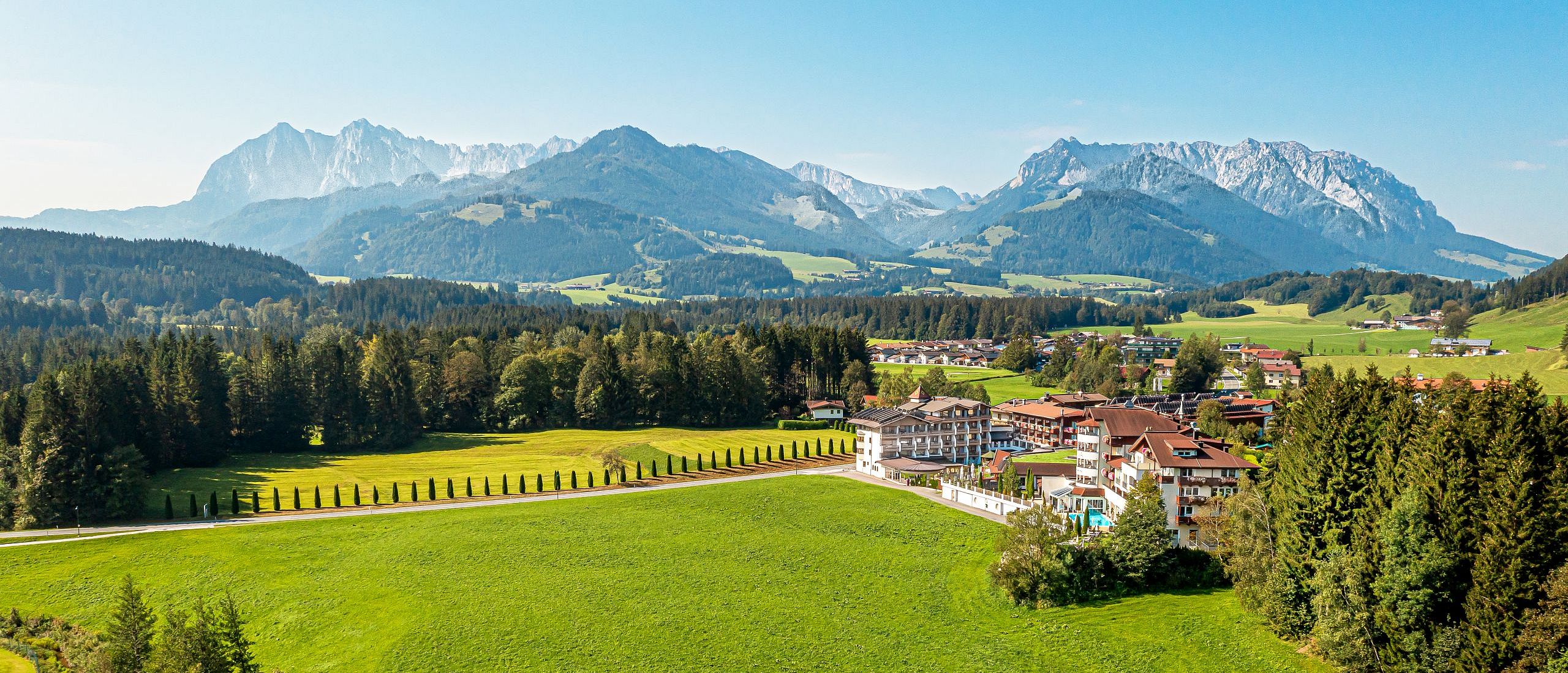 Aussenansicht_Sommer_Wellness_Resort_Hotel_Alpina_Sommer_Urlaub_Kaiserwinkl_Tirol